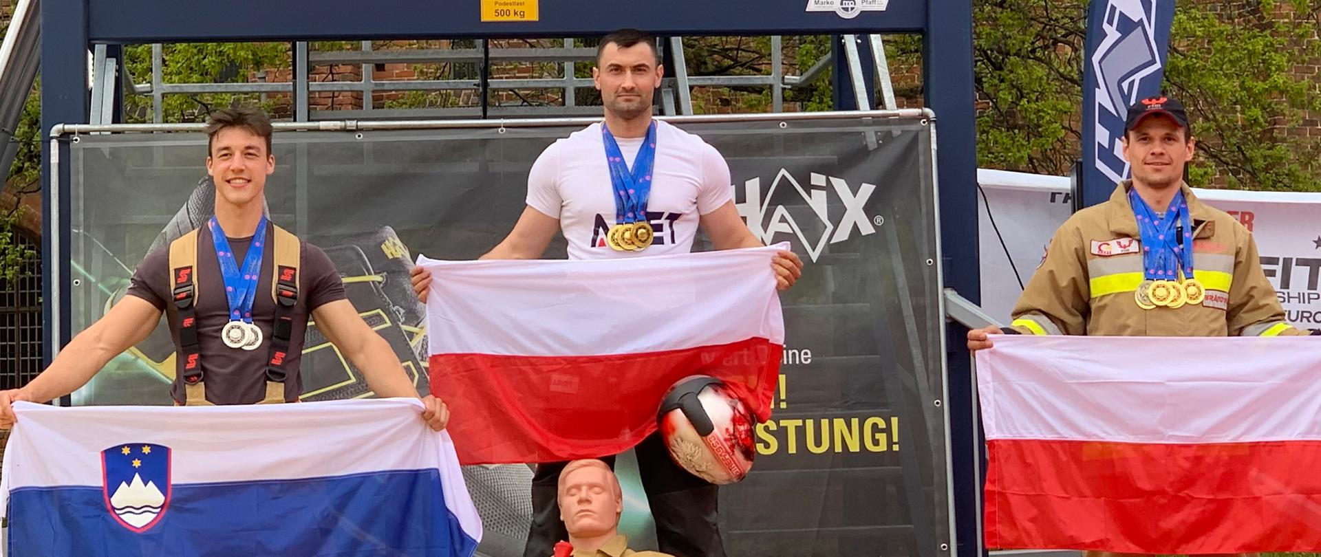 Adam Spychała podczas zawodów na podium.