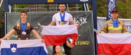 Adam Spychała podczas zawodów na podium.