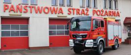 Zdjęcie przedstawia nowy samochód ratowniczo-gaśniczy w JRG W Bielsku Podlaskim na tle budynku komendy 