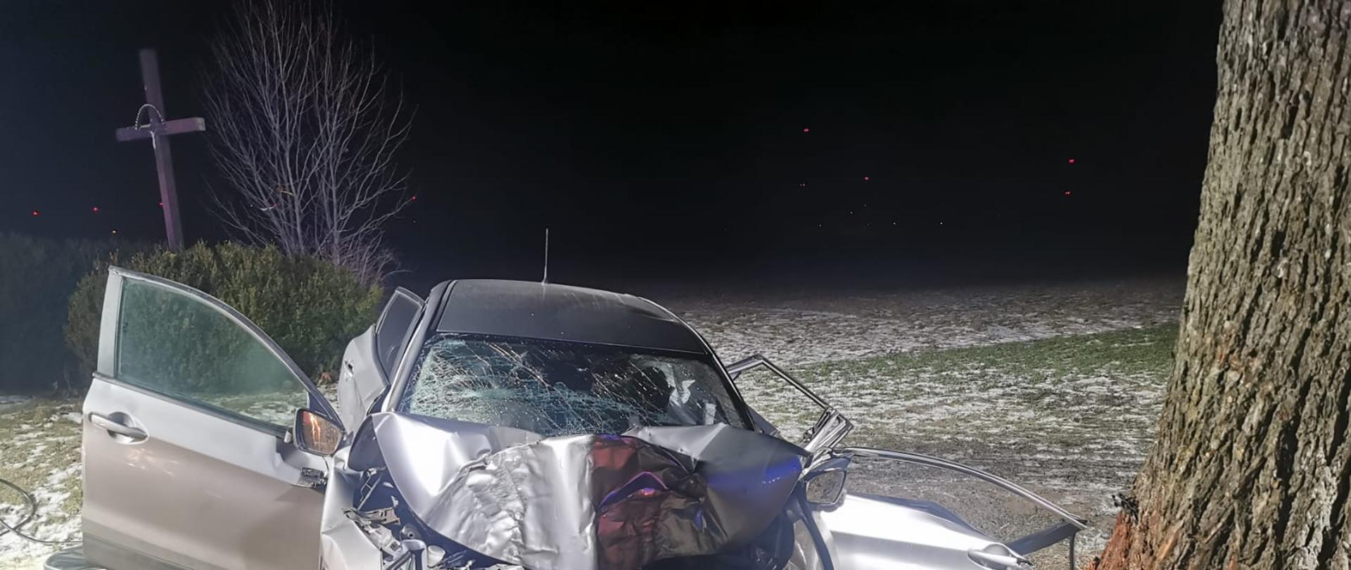 Na zdjęciu widać rozbite auto osobowe. 