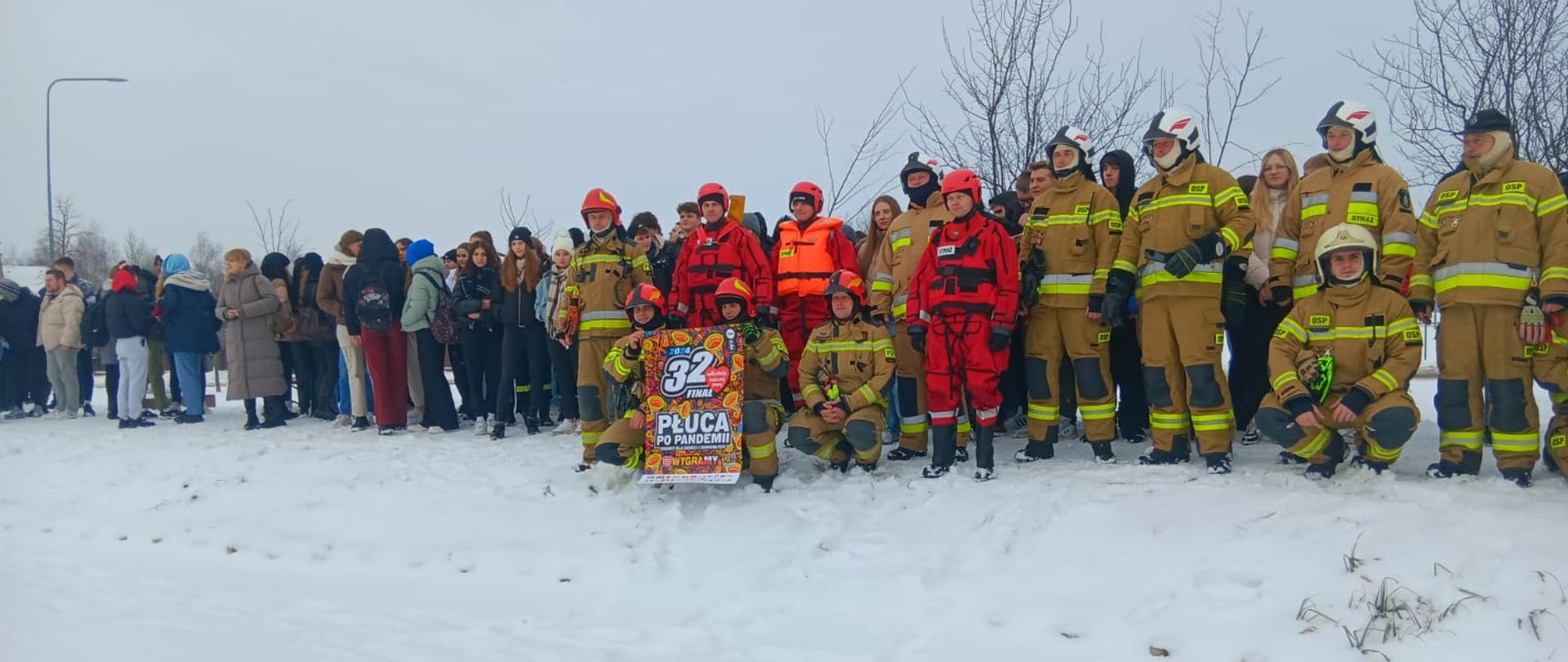 Zdjęcie przedstawia teren stawu przy ul. Toruńskiej, młodzież z klasy mundurowej Zespołu Szkół Rolnicze Centrum Kształcenia Ustawicznego w Przemystce oraz strażaków Komendy Powiatowej Państwowej Straży Pożarnej podczas ćwiczeń lodowych.