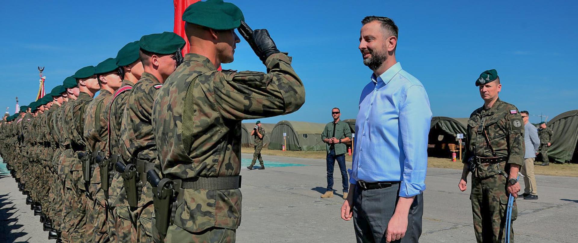 12 sierpnia 2025 r. na lotnisku Warszawa-Babice, Władysław Kosiniak-Kamysz wicepremier, minister obrony narodowej odwiedził żołnierzy przebywających na zgrupowaniu wojskowym komponentu pieszego przygotowującego się do defilady z okazji Święta Wojska Polskiego, która w tym roku odbywa się pod hasłem „Dziękujemy za Waszą służbę”.

