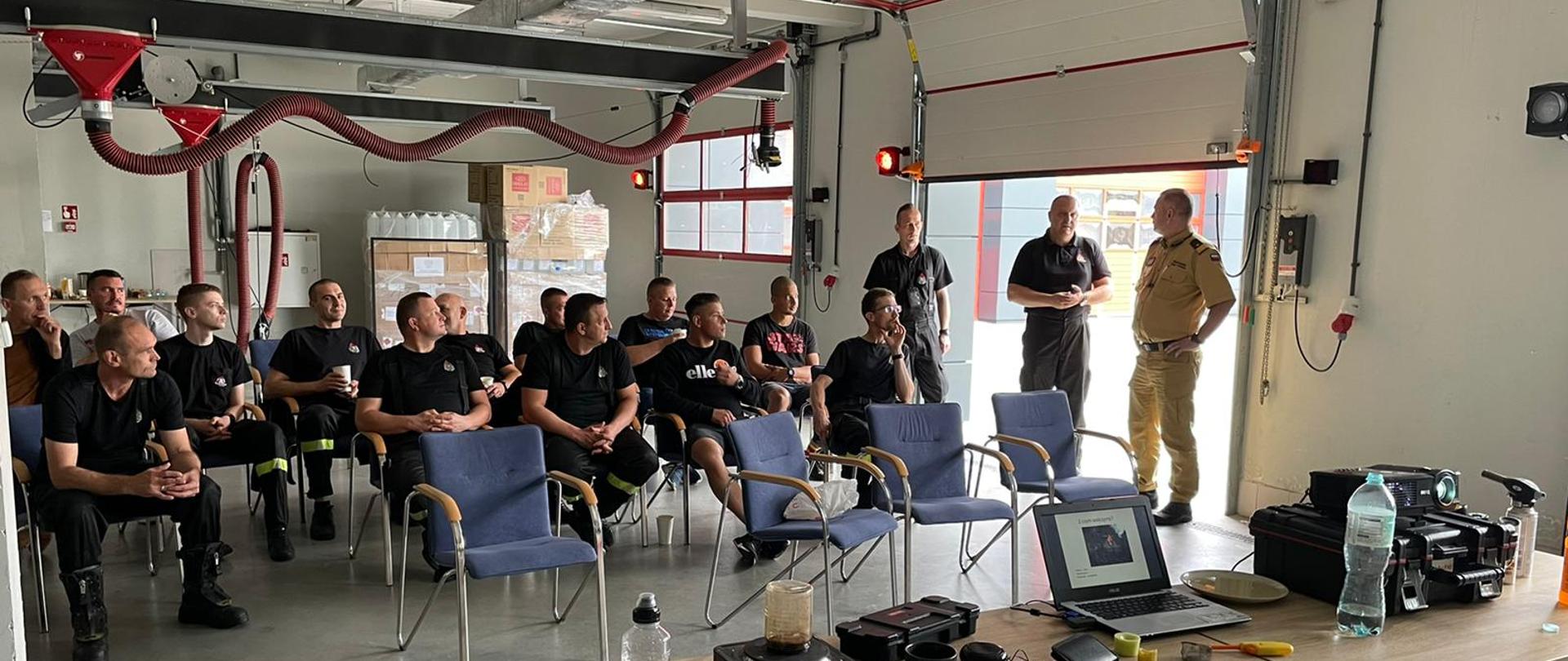 zdjęcie przedstawiające gościa strażaków podczas szkolenia