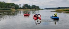 Zdjęcie przedstawia rozpoczęcie działań mających na celu patrolowanie oraz oczyszczenie rzeki Odry. Na zdjęciu widać dwie łodzie Państwowej Straży Pożarnej oraz łódź Straży Rybackej na tle rzeki Odry.