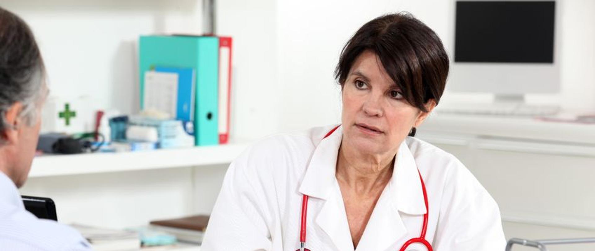 14206550 - doctor consulting with a patient