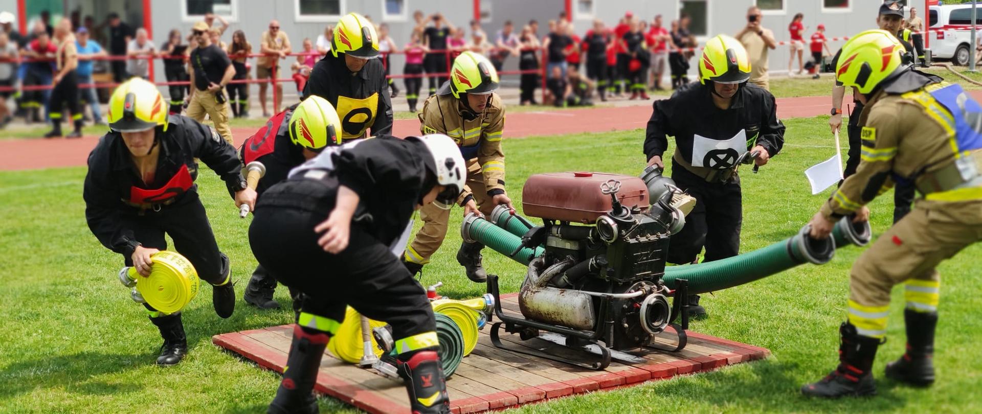 Zawodnicy po starcie dobiegający do sprzętu i go chwytający zaczynają wykonywać zadania przypisane do ich roli.