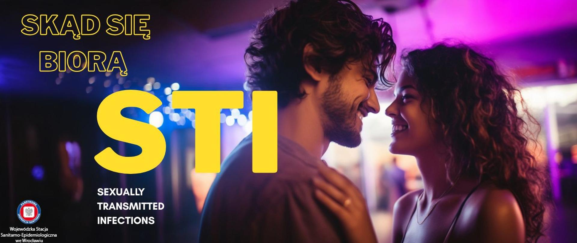 Para młodych ludzi obejmująca się w światłach dyskoteki