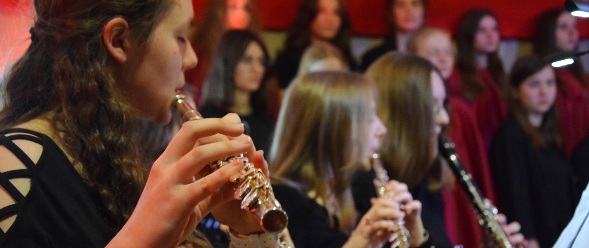 na scenie występujący uczniowie