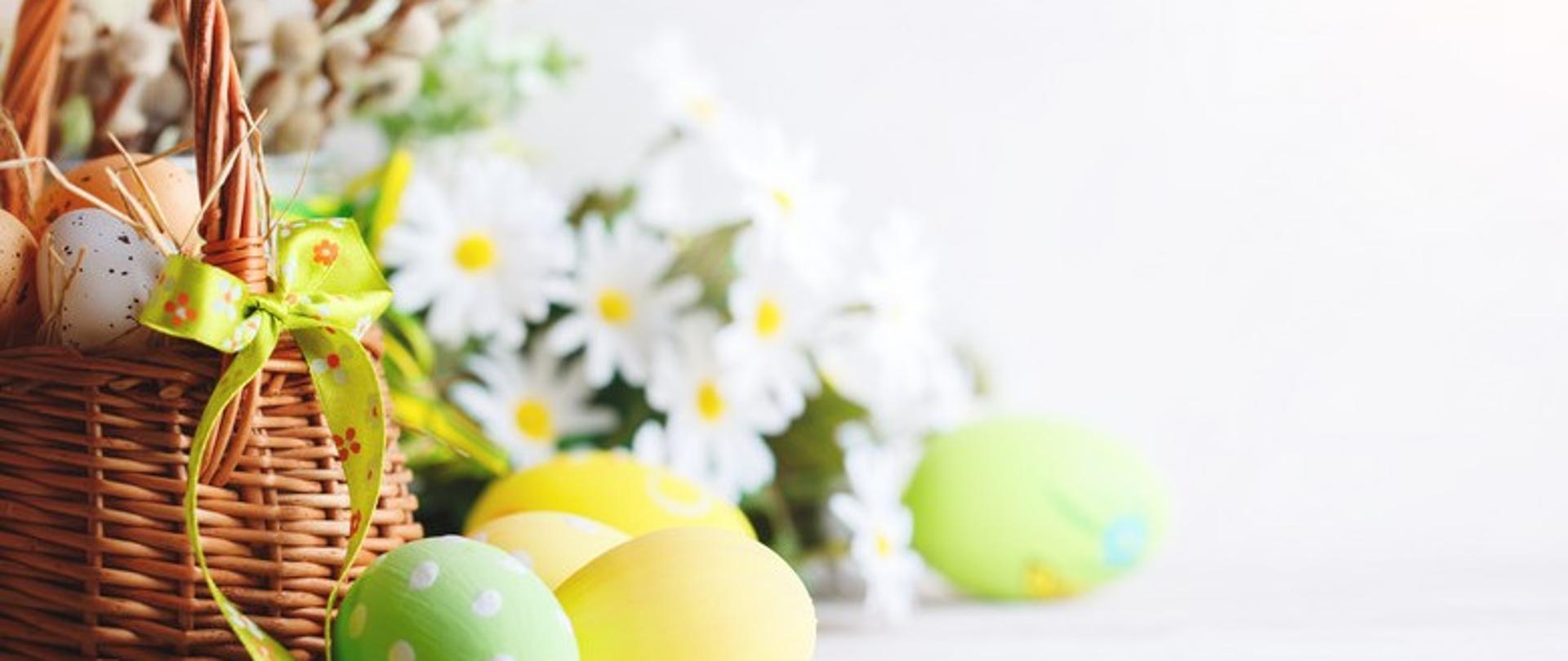 Karta przedstawia koszyk wielkanocny