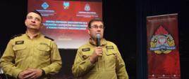 Widok z przodu. Po lewej rzecznik Małopolskiego Komendanta Wojewódzkiego, po prawej Komendant Powiatowy PSP w Wadowicach
