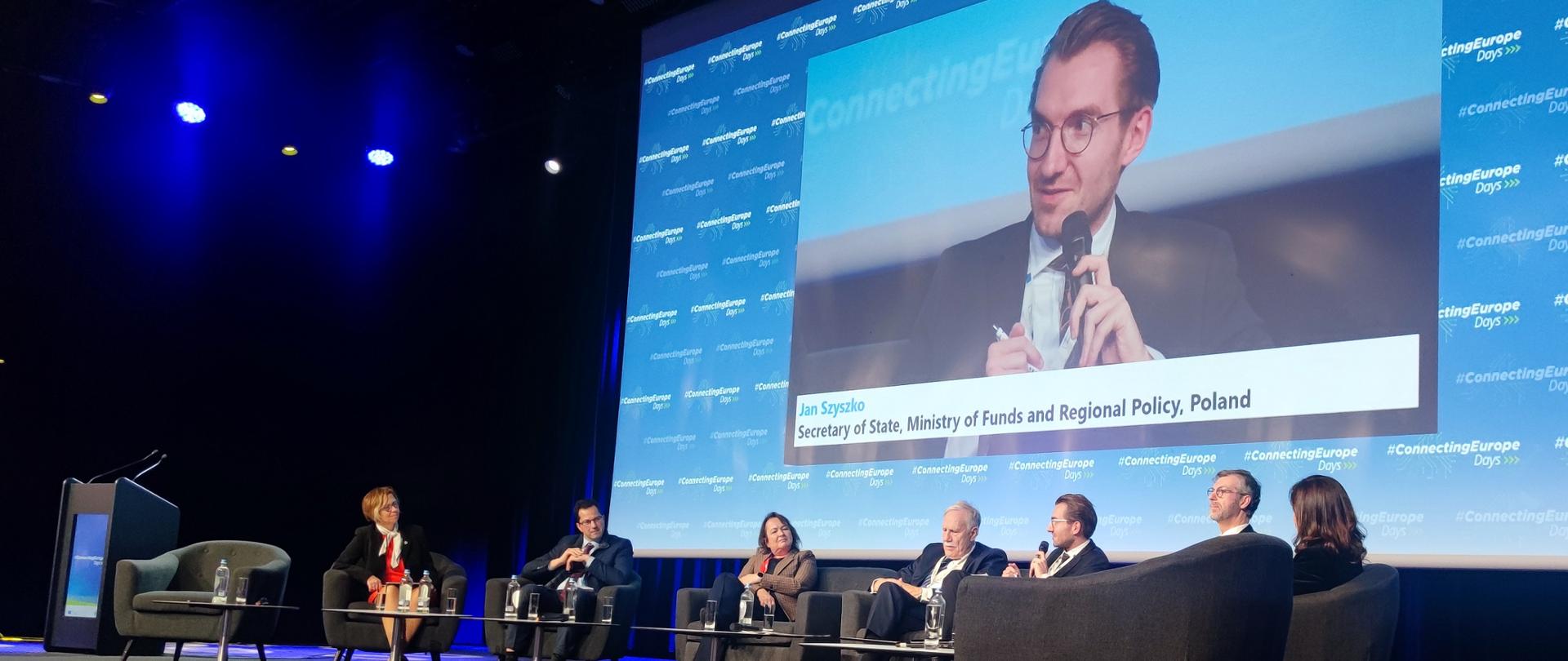 Wiceminister Jan Szyszko siedzi w fotelu na scenie