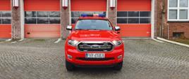 Zdjęcie pojazdu Ford Ranger na placu przed Jednostką Ratowniczo – Gaśniczą w miejscowości Gubin - przód pojazdu.