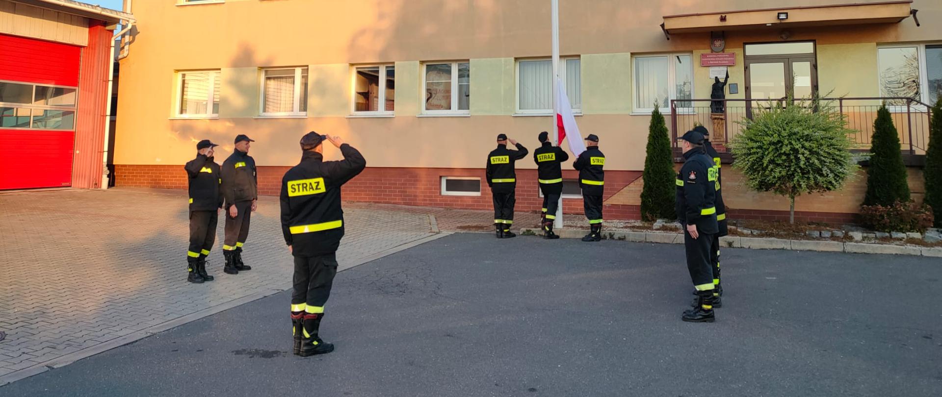 podniesienie flagi państwowej przez strażaków