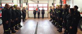 Po lewej i prawej stronie zdjęcia pododdziały strażaków. W tle poczet sztandarowy. Przygotowanie do ślubowania.