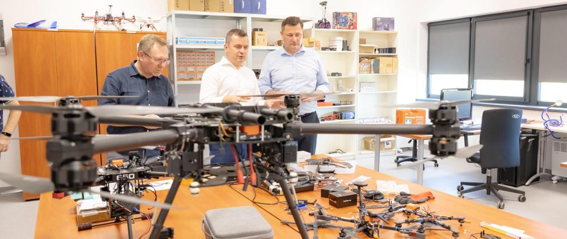 Minister rozwoju i technologii Krzysztof Paszyk z wizytą na Kampusie Kąkolewo Politechniki Poznańskiej