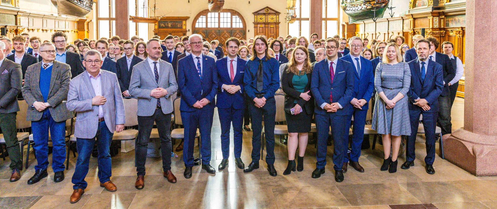 Wszyscy uczestnicy wydarzenia wspólnie pozują do zdjęcia