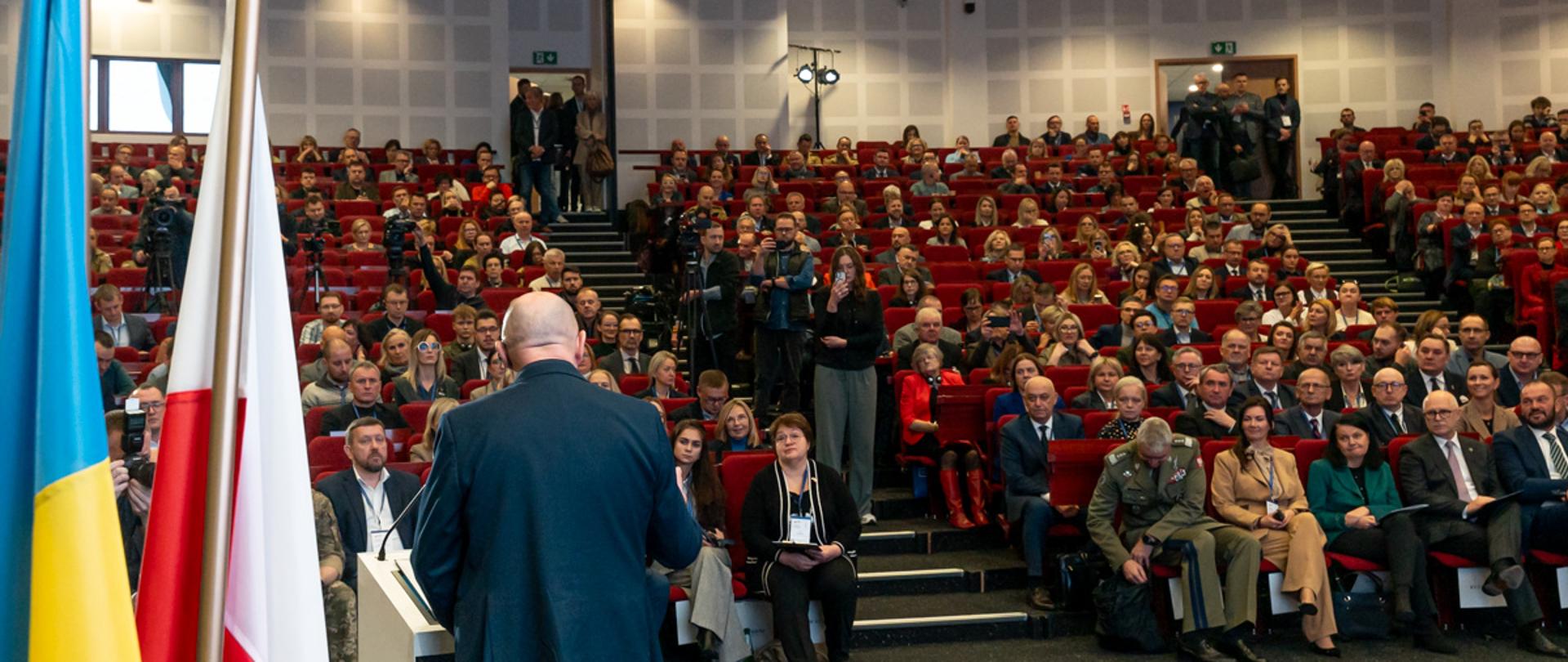 Konferencja i audytorium siedzące w auli.
