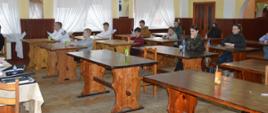 OTWP w Sobiałkowie. Świetlica wiejska w Sobiałkowie. Za stołami zasiadają uczestnicy eliminacji - uczniowie i uczennice miejsko-góreckich szkół. Oczekują na test pisemny. W tle okna.