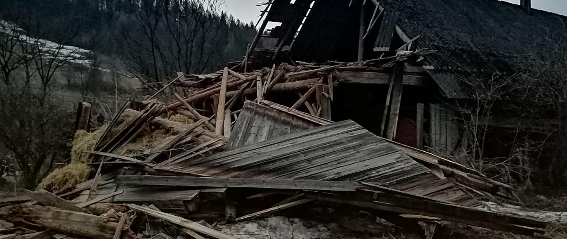 Zgliszcza zawalonego budynku.