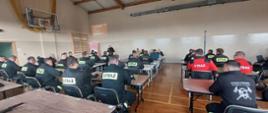 Zdjęcie przedstawia druhów OSP piszących egzamin