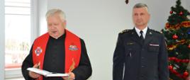 Modlitwa prowadzona przez księdza kapelana strażaków, obok z-ca k-ta powiatowego PSP w Ropczycach
