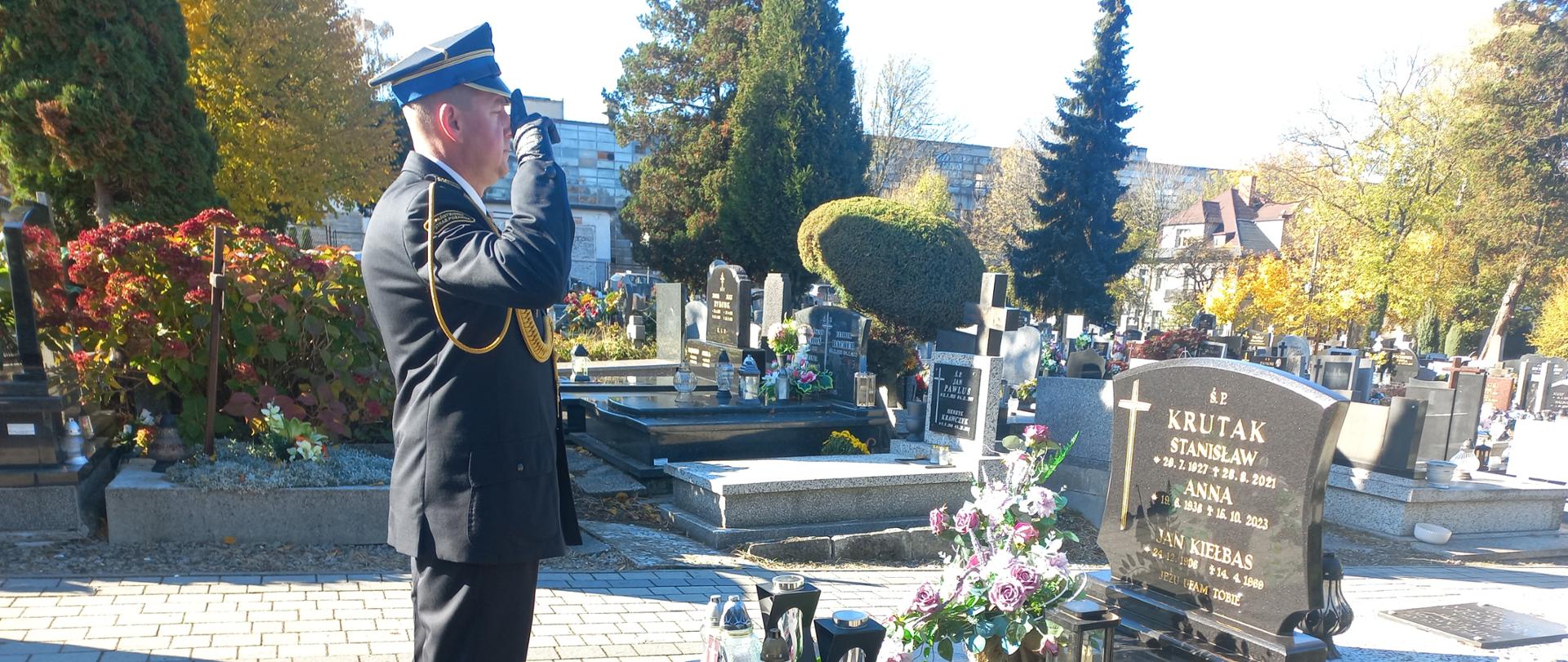 Funkcjonariusze Komendy Miejskiej Państwowej Straży Pożarnej w Bielsku-Białej oddający hołd zasłużonym pożarnikom związanym z bielską strażą.