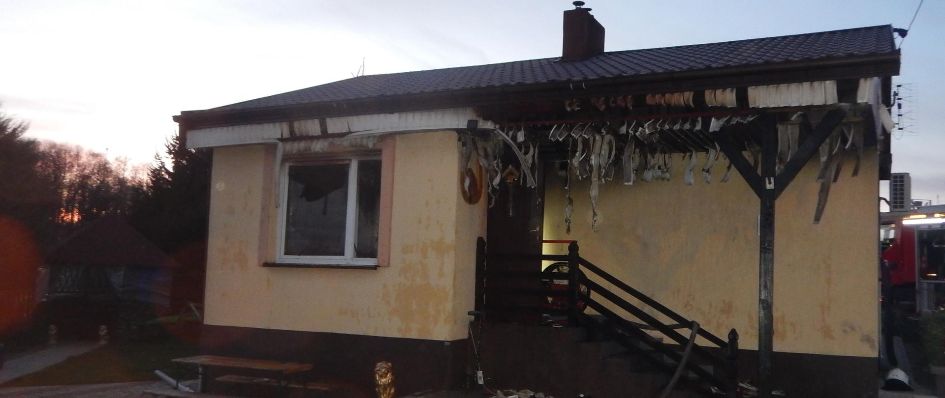 Zdjęcie przedstawia budynek mieszkalny po pożarze.