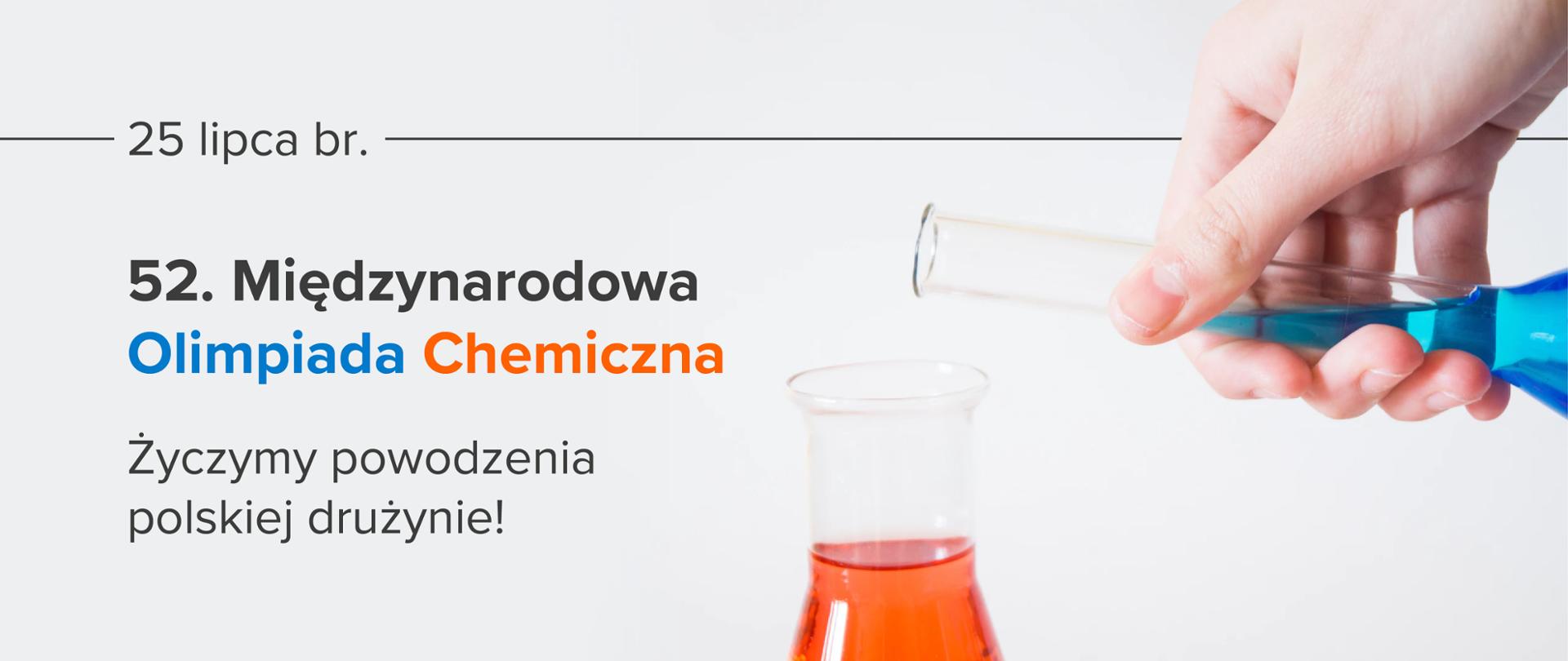 Ręka nalewająca niebieską substancję do pomarańczowej. Obok tekst: "25 lipca br. 52. Międzynarodowa Olimpiada Chemiczna. Życzymy powodzenia polskiej drużynie!"