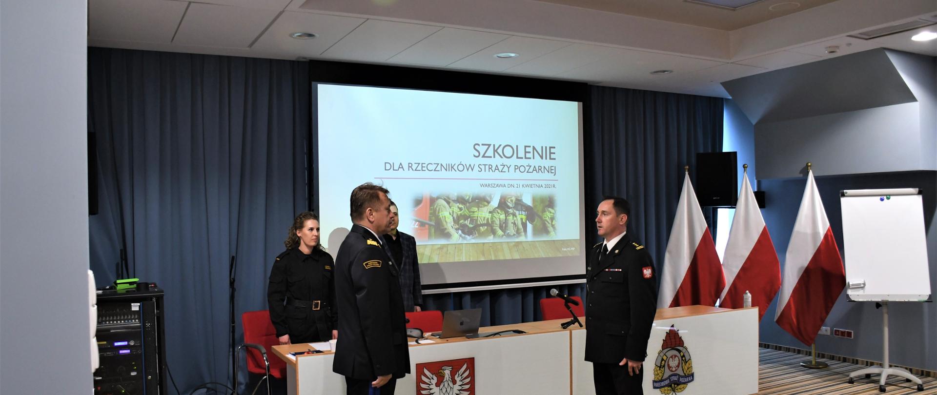Prowadzący naradę szkoleniową oficerów prasowych PSP województwa mazowieckiego na sali konferencyjnej