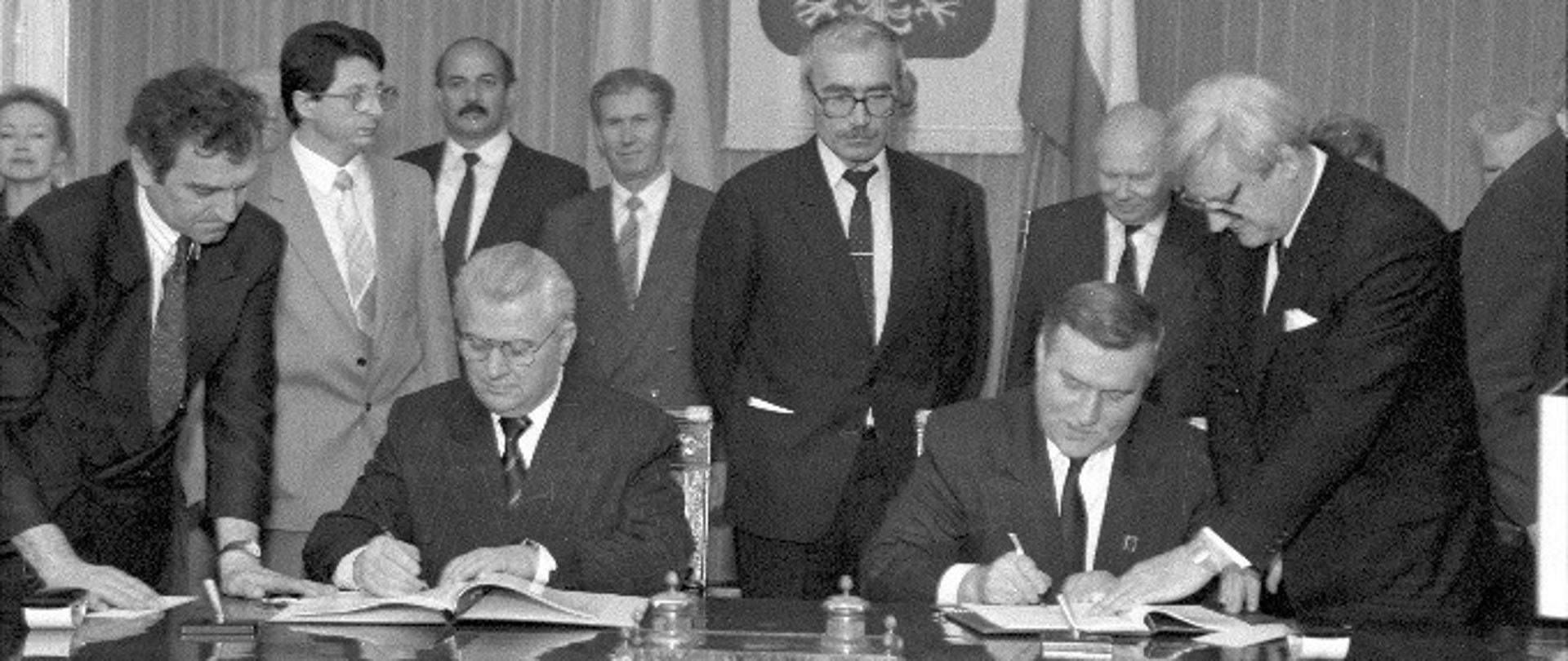 Prezydent Polski Lech Wałęsa i Prezydent Ukrainy Leonid Krawczuk podpisują Traktat o dobrym sąsiedztwie przyjaznych stosunkach i współpracy między Rzecząpospolitą Polską a Ukrainą, 18 maja 1992 r. 