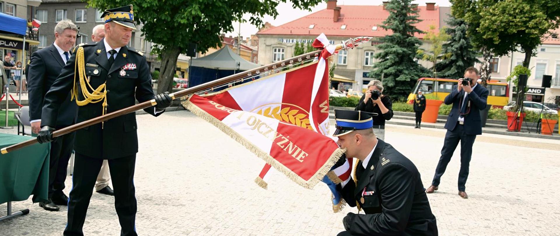 nadbrygadier Adam Konieczny trzyma sztandar, brygadier Piotr Śmietana całuje płat sztandaru