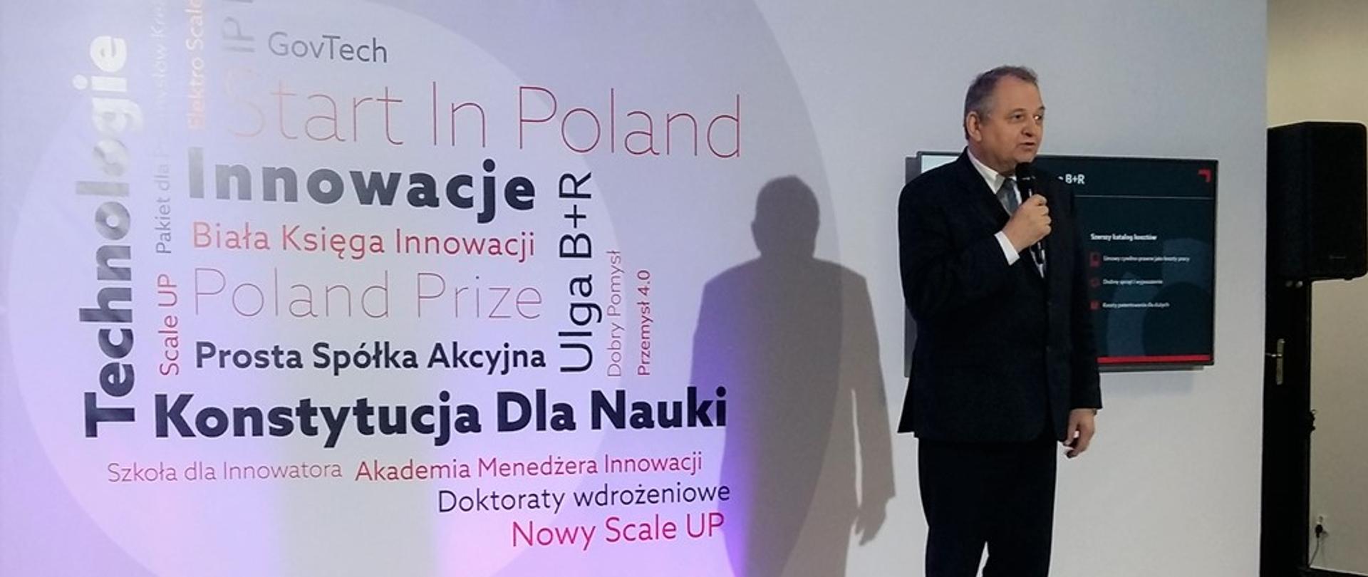 Wiceminister R. Zarudzki podczas konferencji prasowej