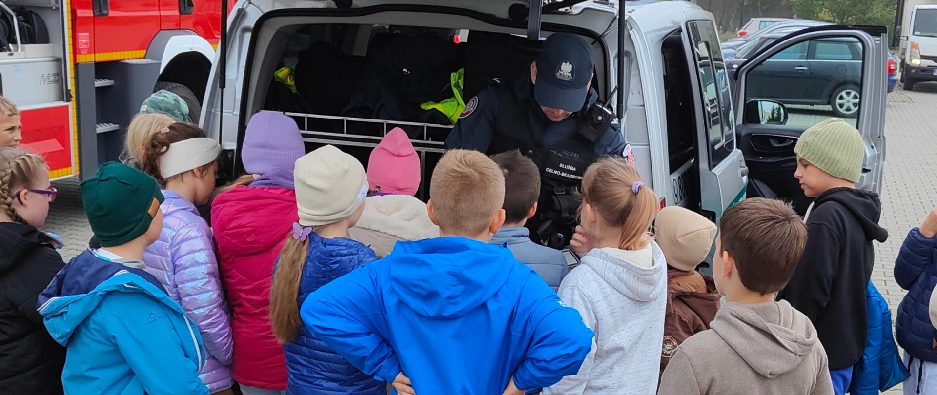 Grupa dzieci przy radiowozie