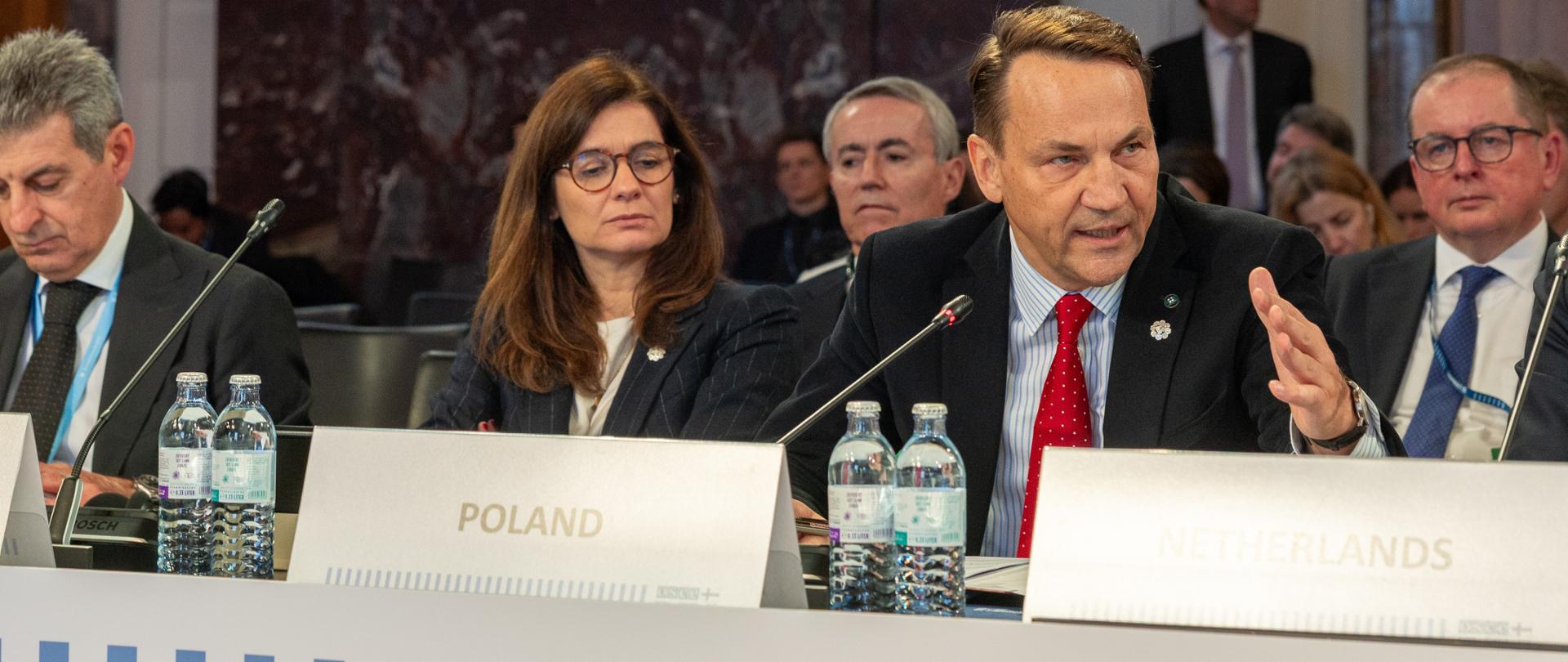 Wicepremier i Minister Spraw Zagranicznych Radosław Sikorski przemawia w trakcie posiedzenia Rady Ministerialnej OBWE 