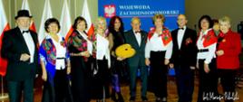 grupa 10 osób na tle tablicy z napisem Wojewoda Zachodniopomorski