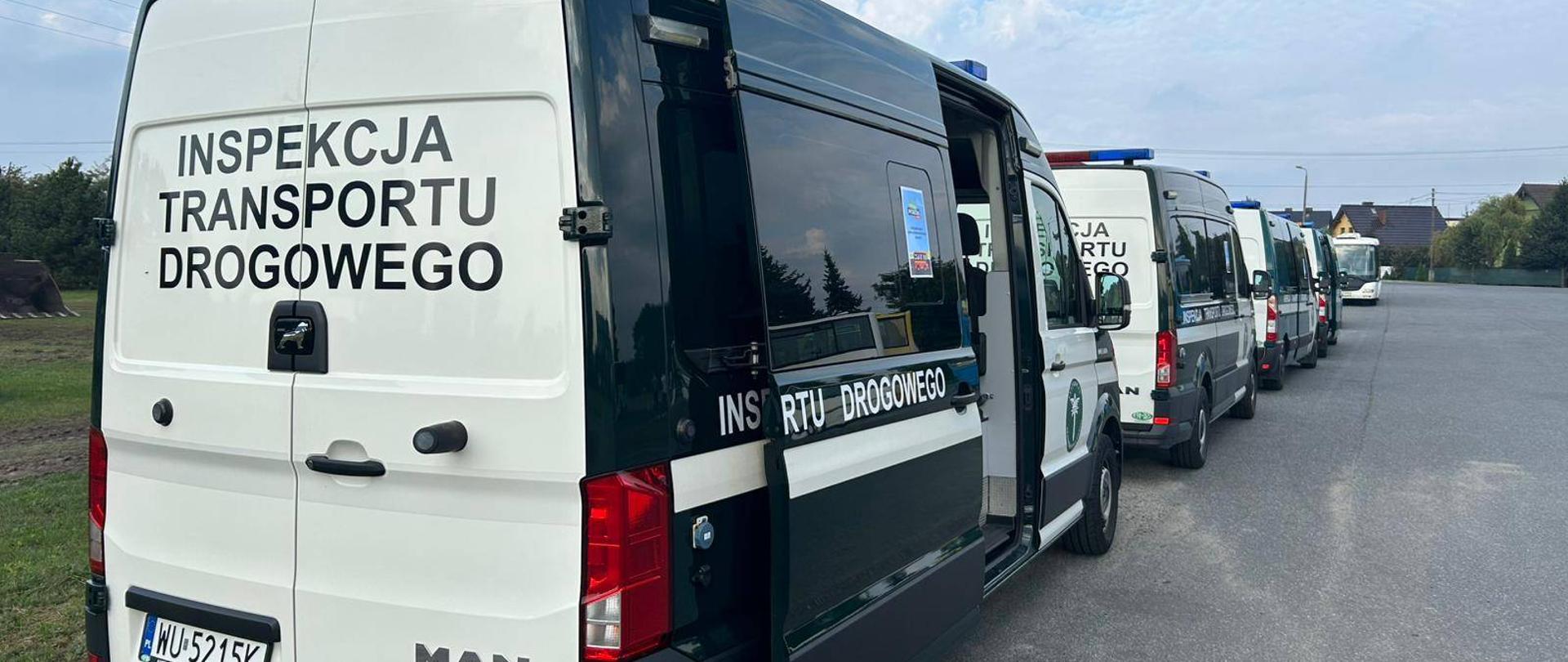 Samochód ITD podczas rozpoczęcia akcji „Bezpieczna droga do szkoły” w Nowej Wsi Wielkiej 