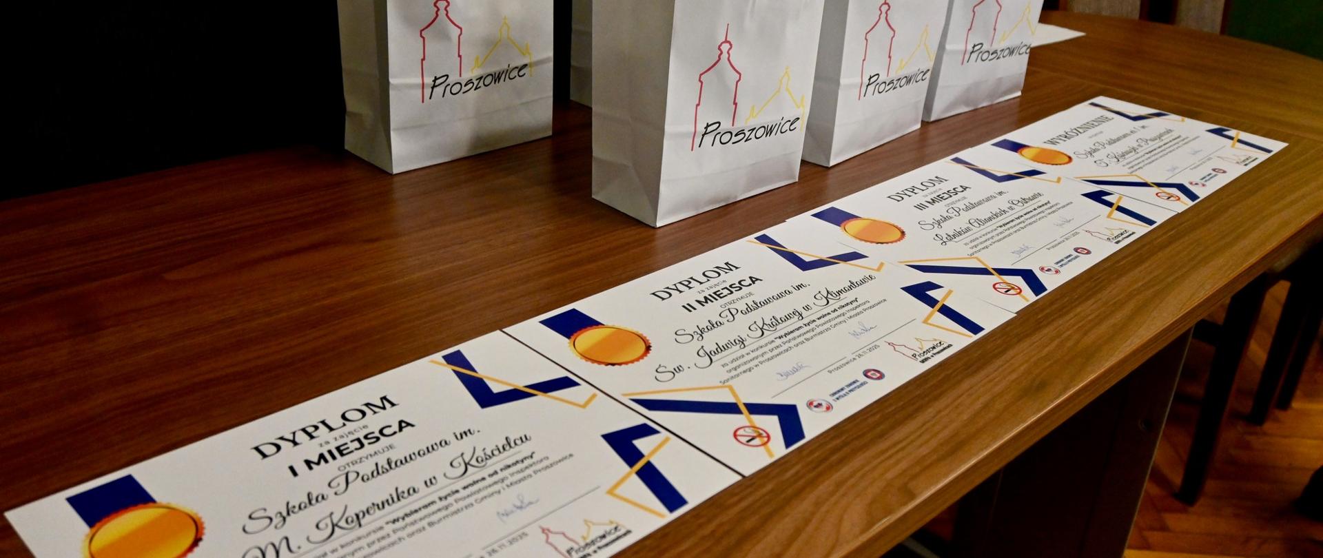 na zdjęciu widnieją nagrody i dyplomy 