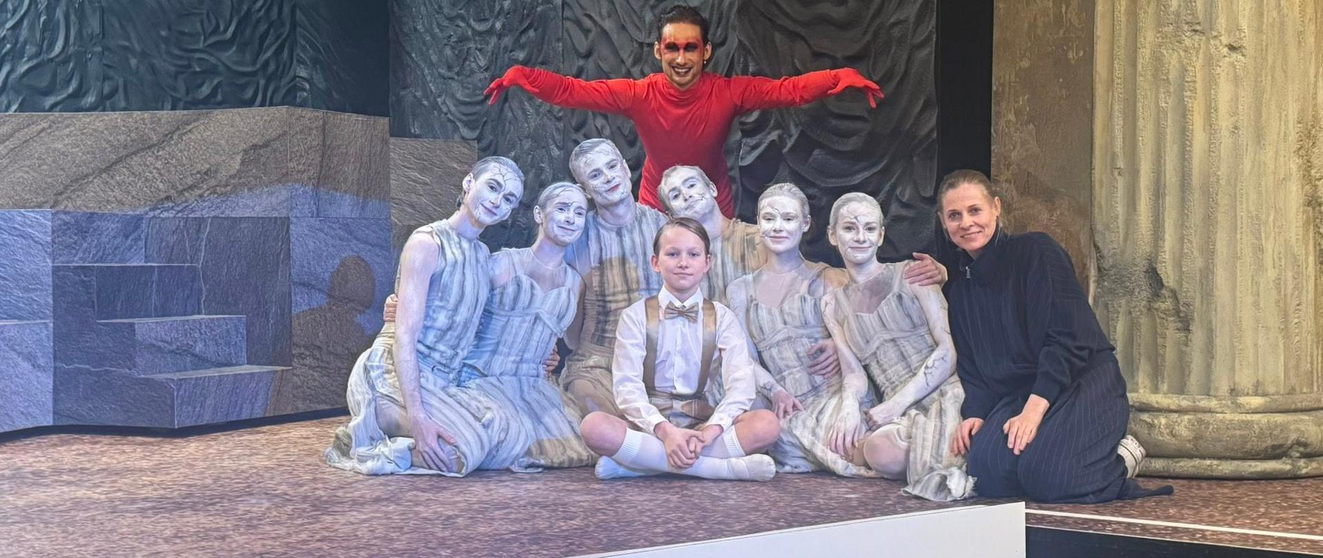 "Łaskawość Tytusa"; materiały prasowe - Opera Kameralna, zdjęcie Stasia z obsadą i prof. Pauliną Andrzejewską-Damiecką