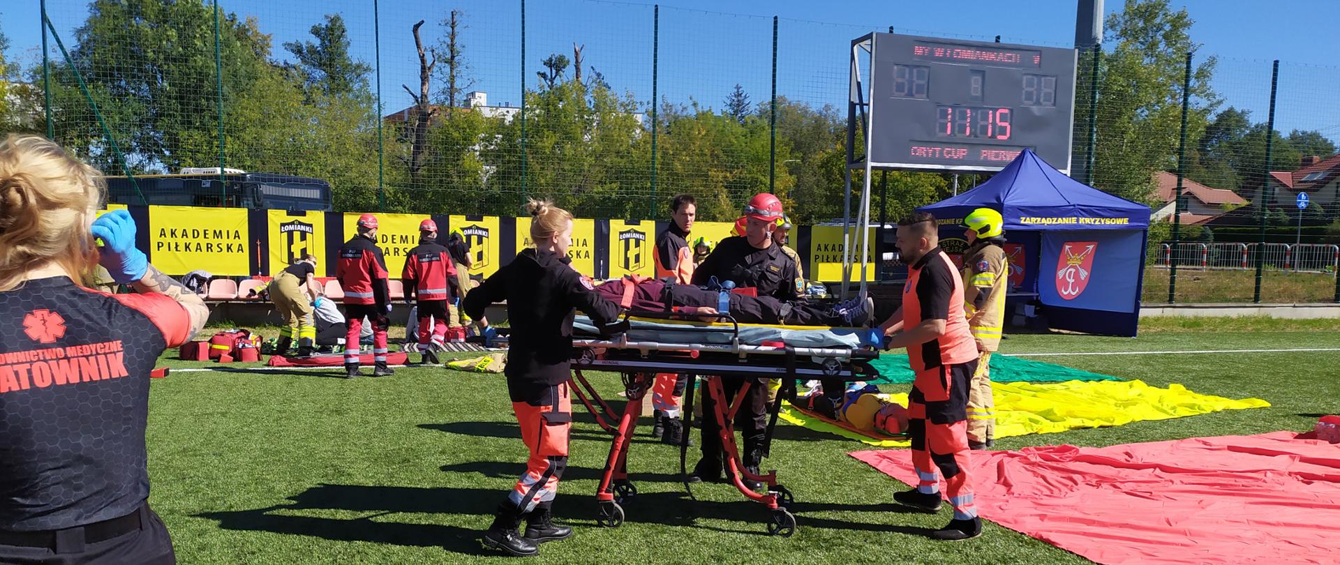 Pacjent na noszach pod opieką ratowników