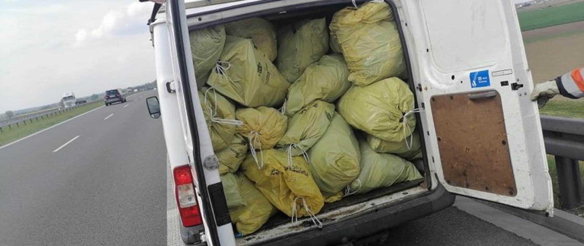 Droga ekspresowa S5, Rejon Wołów - pojazd służby drogowej wypełniony zebranymi śmieciami