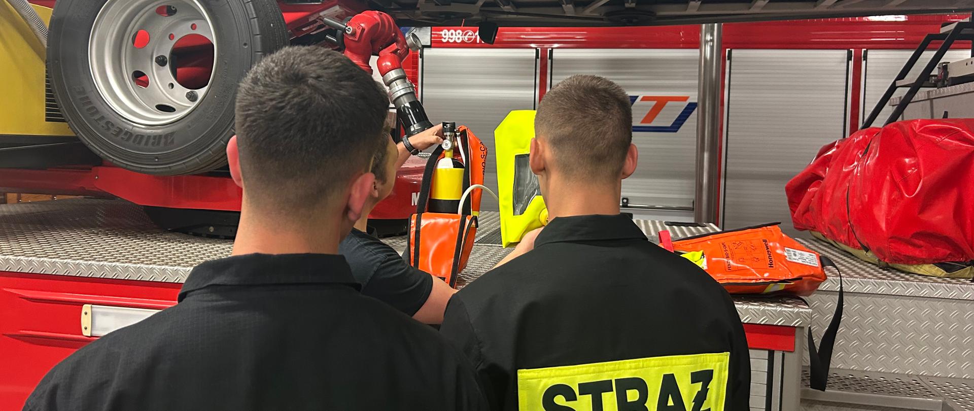 Strażacy zapoznają się z budową, działaniem i obsługą aparatu ucieczkowego