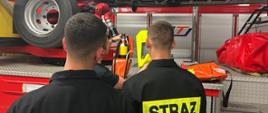 Strażacy zapoznają się z budową, działaniem i obsługą aparatu ucieczkowego
