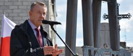 Wicewojewoda łódzki Karol Młynarczyk przemawia w trakcie trwania uroczystości 
