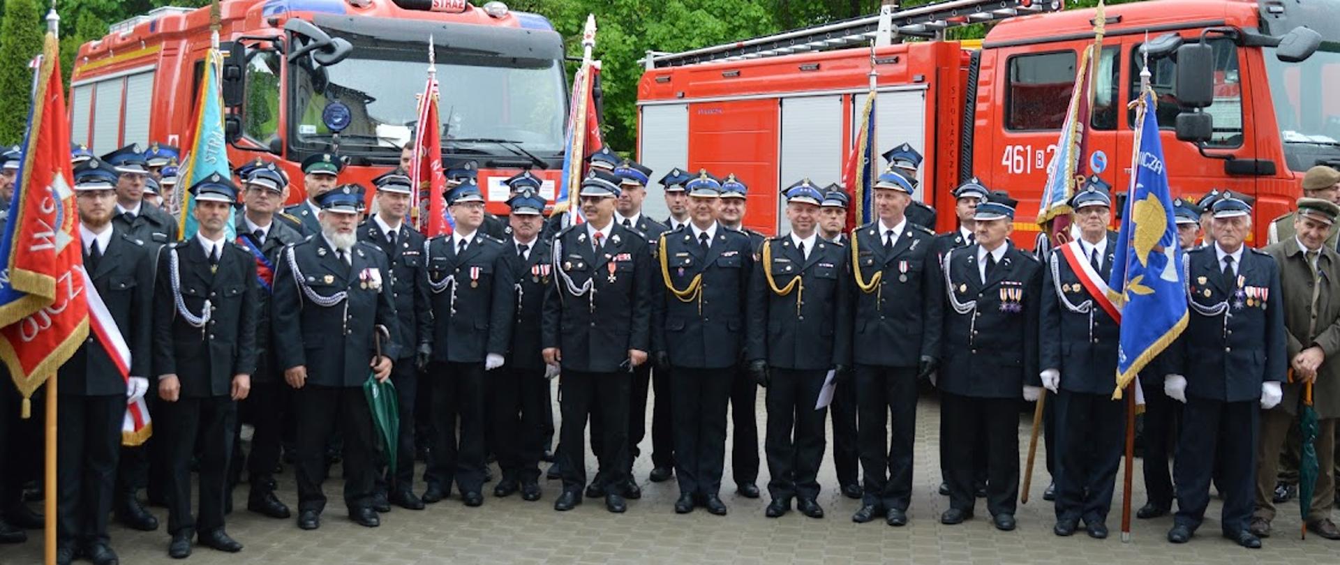 Wspólne zdjęcie zebranych gości z okazji powiatowych obchodów Dnia Strażaka w Sejnach