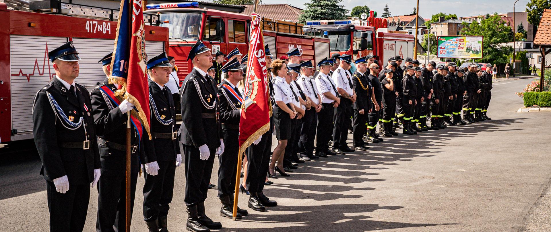 Uczestniczący w uroczystości druhowie