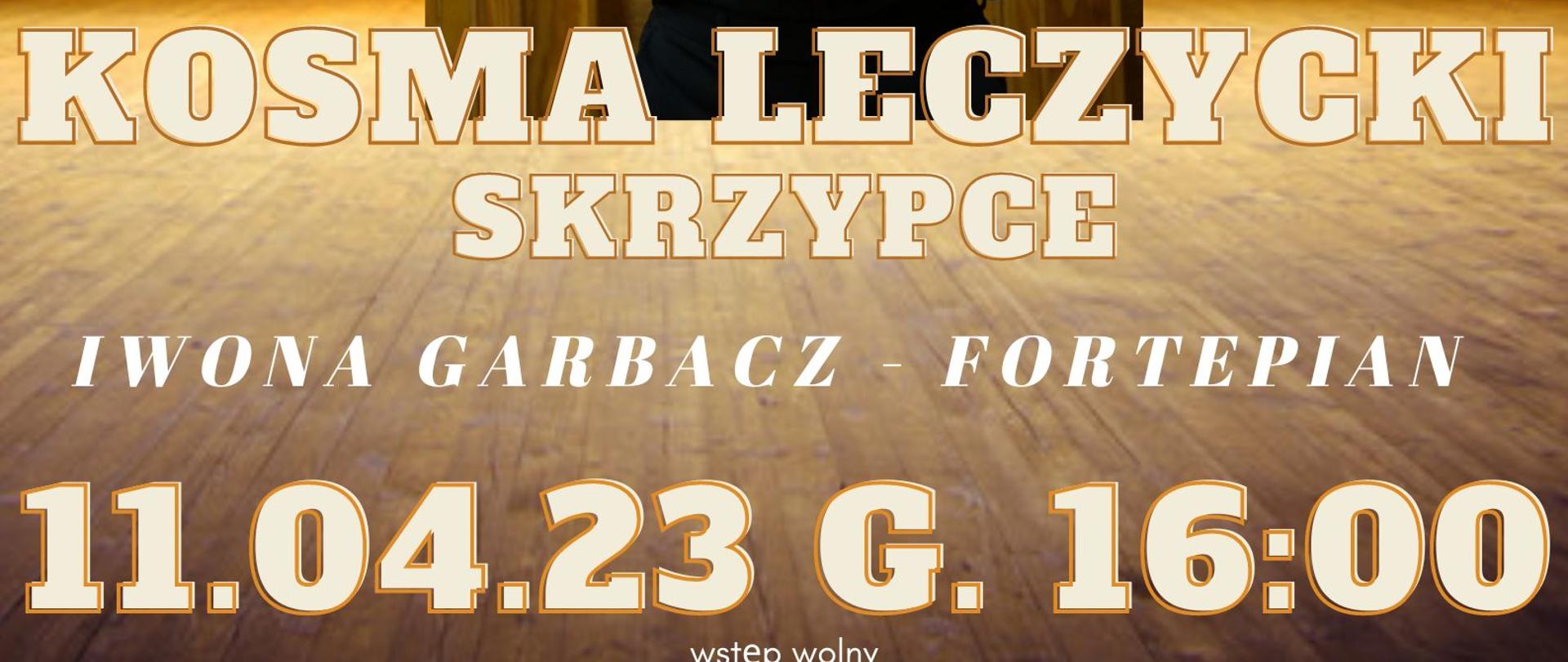 plakat informujący o koncercie absolwenta szkoły Kosmy Leczyckiego, który odbędzie się 11.04.23 o godz. 16.00. Plakat w kolorystyce ciemniej. Na środku plakatu zdjęcie Kosmy ze skrzypcami. Nad zdjęciem napis "Otwarta scena absolwentów", pod imię i nazwisko skrzypka oraz informacja , że akompaniować będzie mu pani Iwona Garbacz. U góry plakatu od lewej strony logo Funduszy Europejskich, logo szkoły oraz flaga Unii Europejskiej.