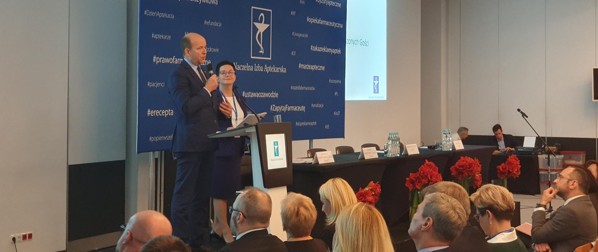 Wojewoda Mazowiecki z wyróżnieniem „Mecenasa samorządu aptecznego”.
