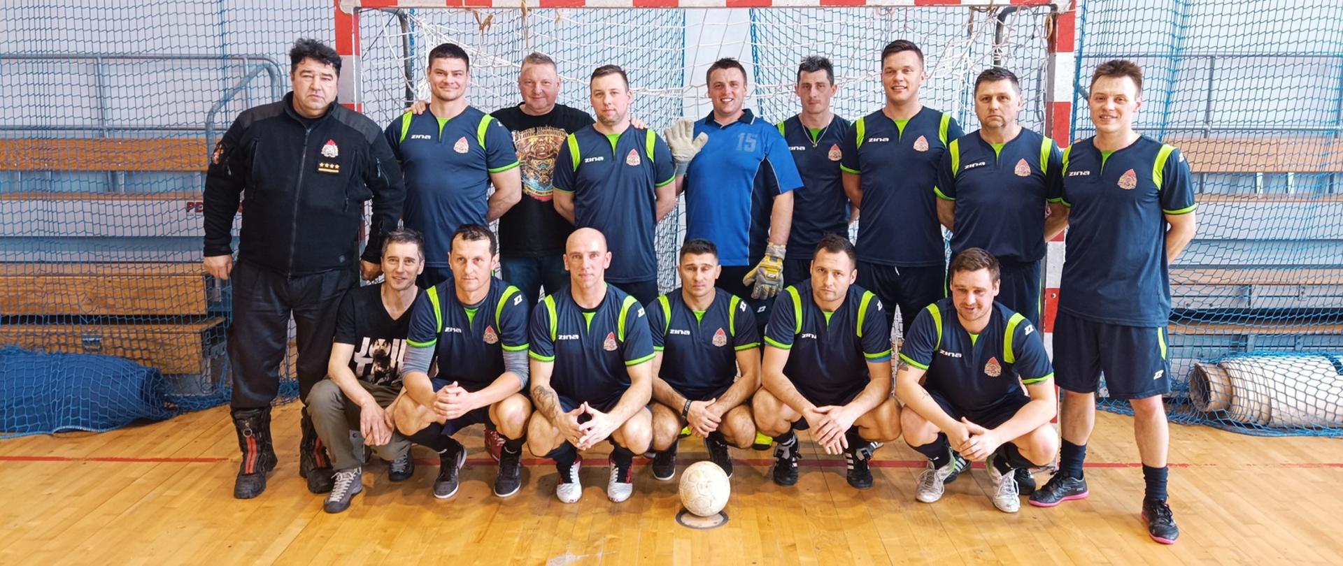 Na zdjęciu reprezentacja KP PSP w Pabianicach w halowej piłce nożnej. Zdjęcie wykonane na Powiatowej Hali Sportowej w Pabianicach podczas fazy grupowej XXII Mistrzostwa Województwa Łódzkiego Strażaków PSP w piłce halowej.