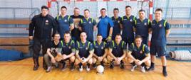 Na zdjęciu reprezentacja KP PSP w Pabianicach w halowej piłce nożnej. Zdjęcie wykonane na Powiatowej Hali Sportowej w Pabianicach podczas fazy grupowej XXII Mistrzostwa Województwa Łódzkiego Strażaków PSP w piłce halowej.