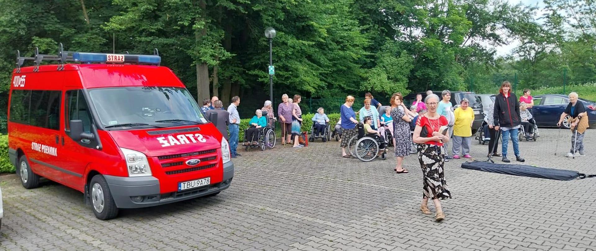 Zdjęcie przedstawia ewakuacje osób z budynku. 